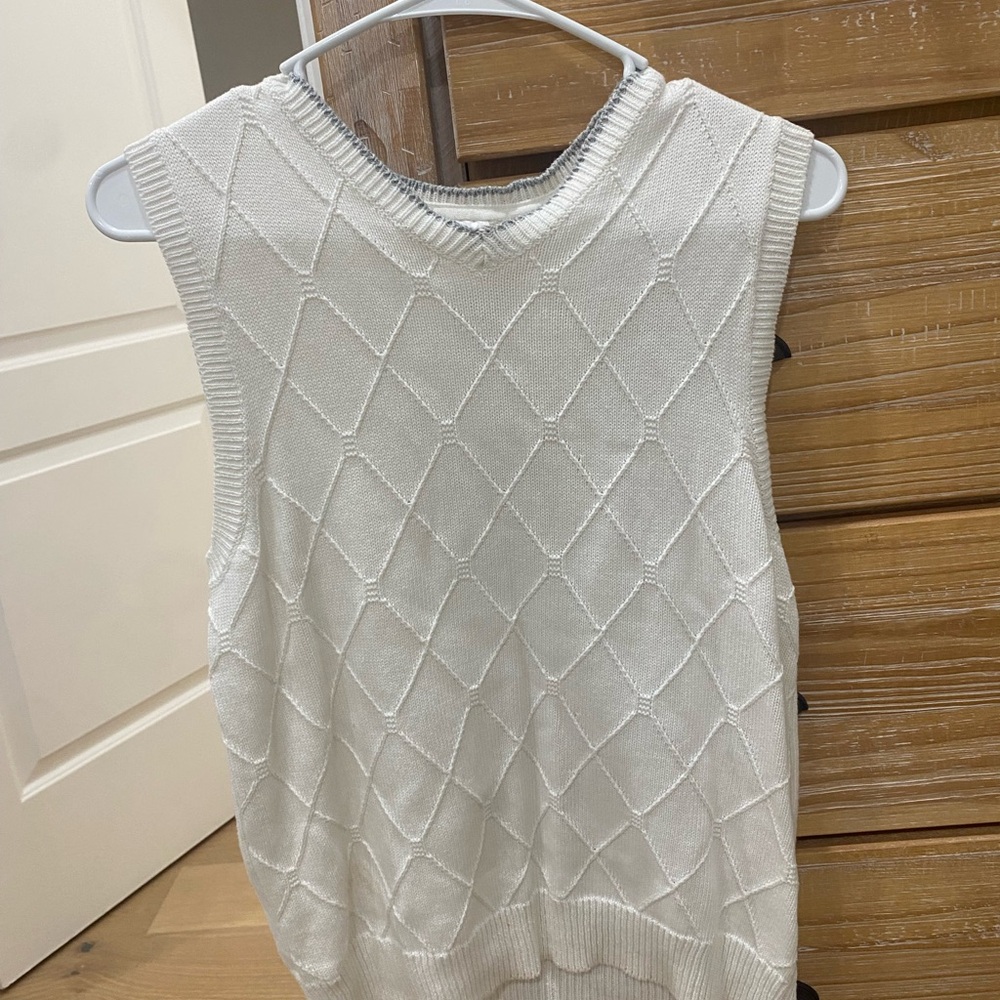 Elegant White Sleeveless Sweater